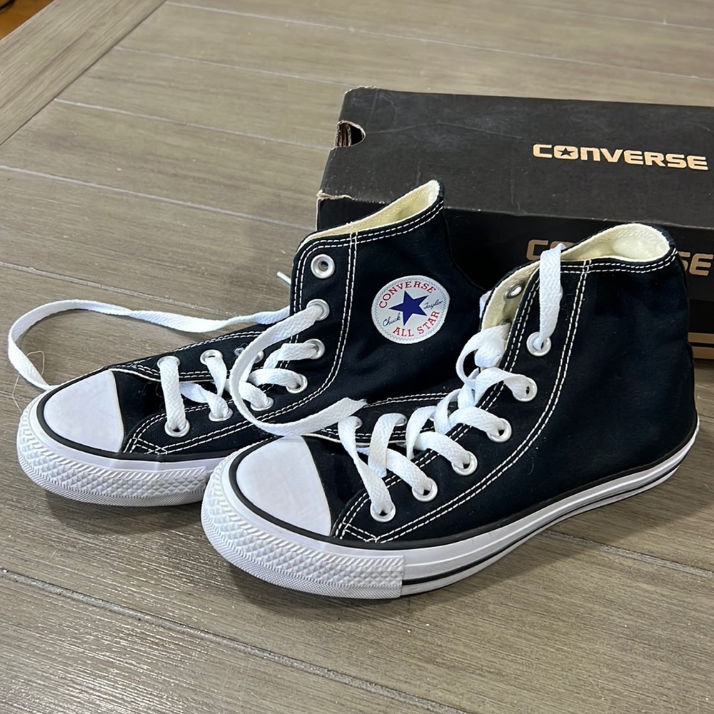 Chuck Taylor All Star Classic SIZE 6 - NEW
HIGH TOP SHOES